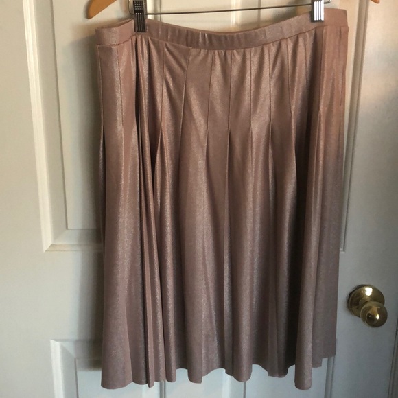 Shimmery pick holiday skirt - Picture 2 of 4